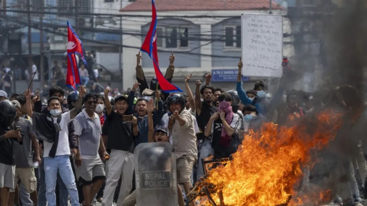 धू धू जलता नेपाल , लपटों में लोकतंत्र